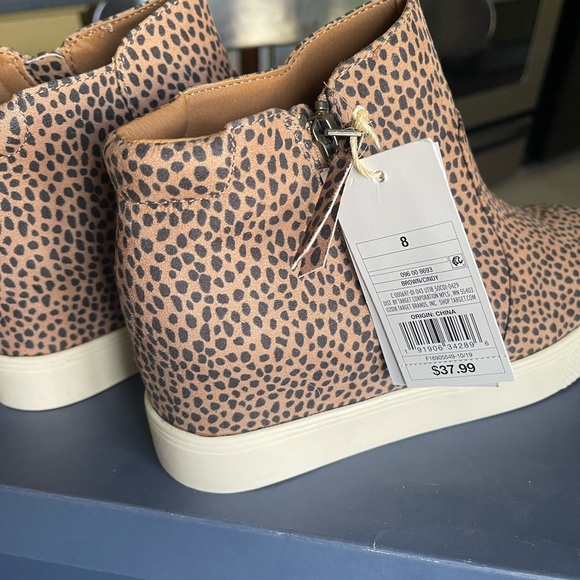 Shoes - Picture 6 of 8